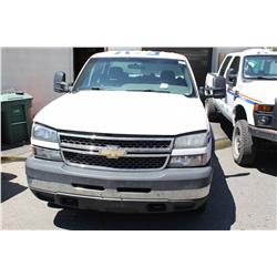 2007 WHITE CHEVROLET SILVERADO 2500HD 4DR PICK UP