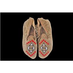 Men's Blackfoot Moccasins Fringed with beaded diamond design.Fringed with beaded diamond design.