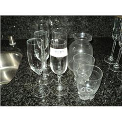 BOX CHAMPAGNE FLUTES (5), GLASSES (2), PITCHER (1)