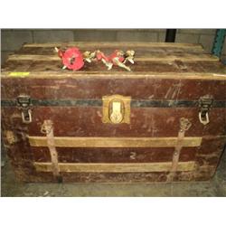 ANTIQUE STEAMER TRUNK