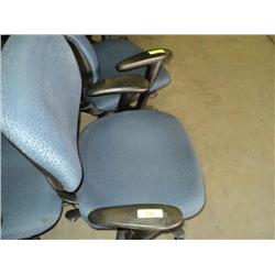 BLUE CLOTH CASTERED OFFICE CHAIR