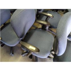 BLUE CLOTH CASTERED OFFICE CHAIR