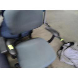 GREEN CLOTH CASTERED OFFICE CHAIR