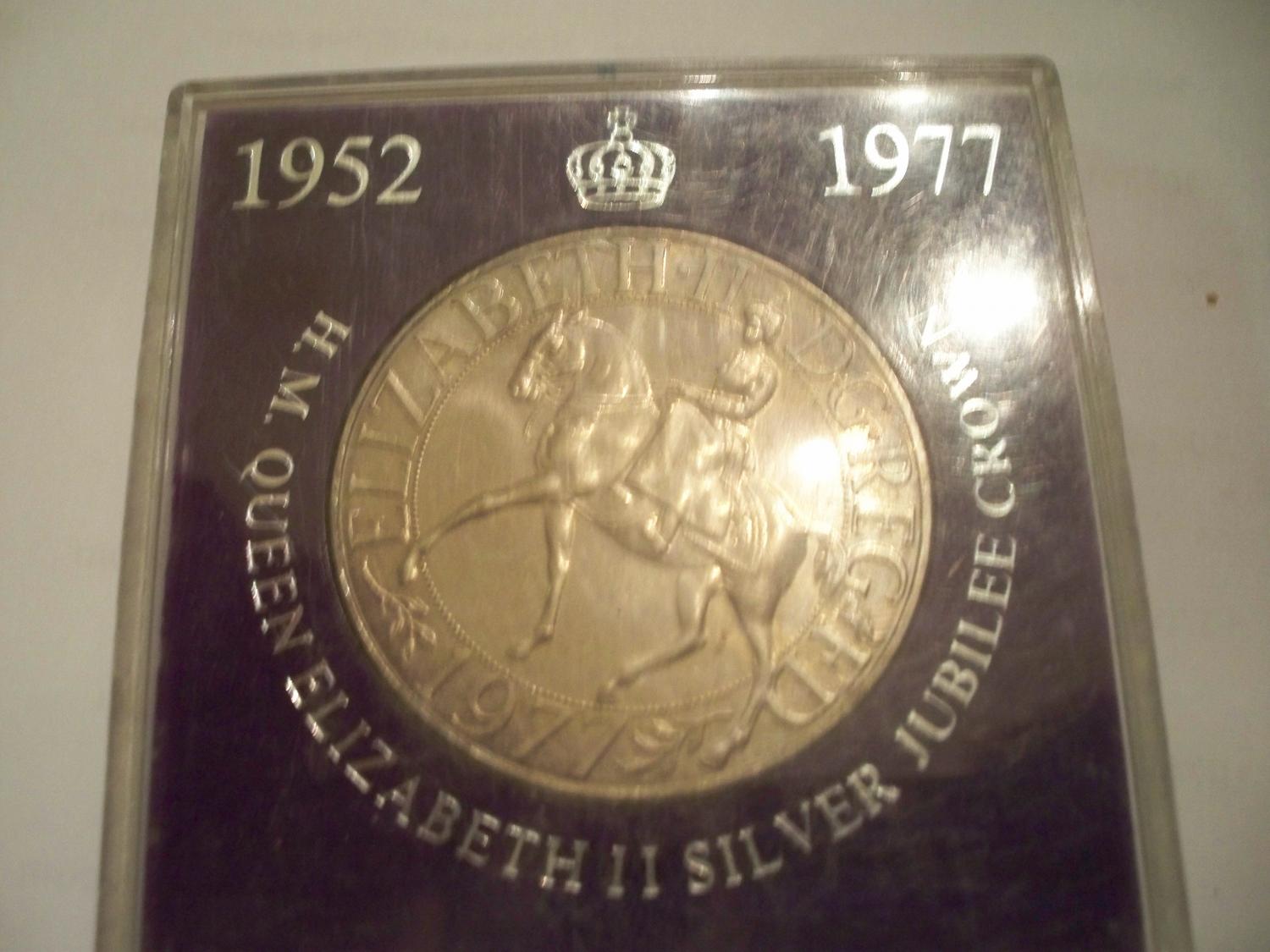 Queen Elizabeth II Silver Jubilee CROWN 1952 1977 Coin