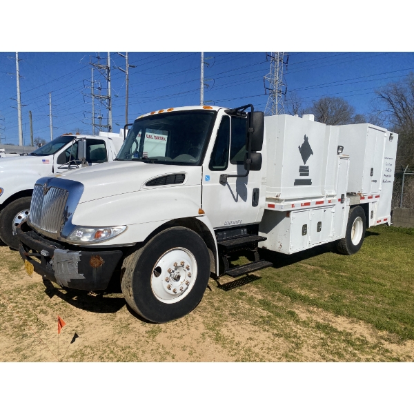 2004 INTERNATIONAL 4300 Fuel / Lube Truck