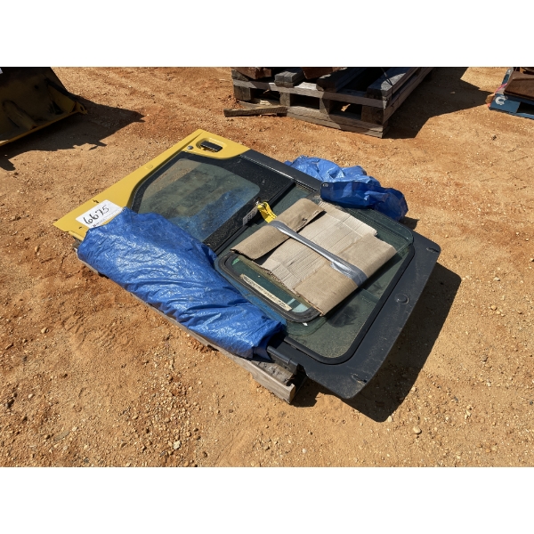 KOMATSU PC220 CAB DOOR & Z WINDOWS