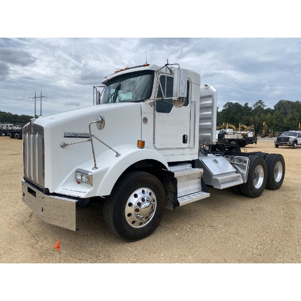 2009 KENWORTH T800 Day Cab Truck