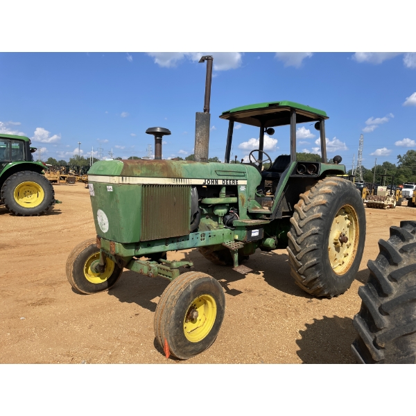 JOHN DEERE 4240 Farm Tractor