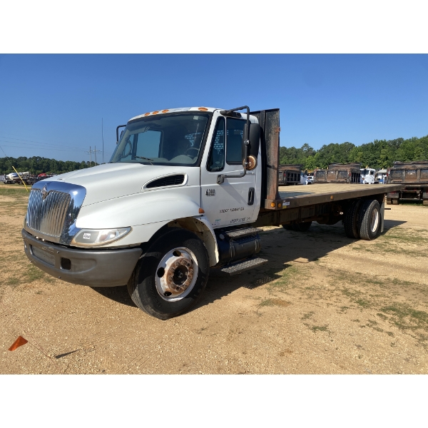 2002 INTERNATIONAL 4300 Flatbed Truck