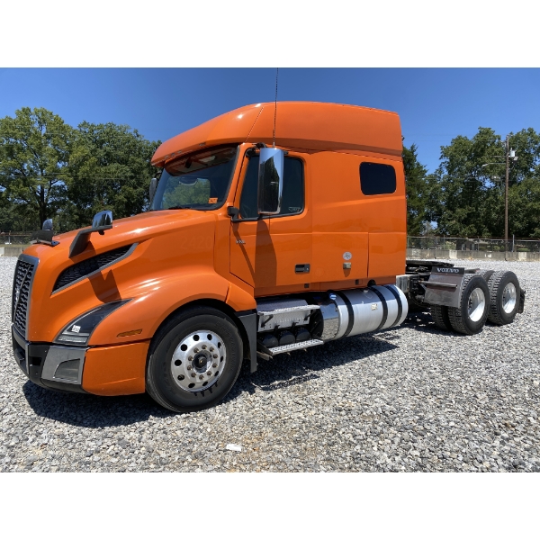 2020 VOLVO VNL64T Sleeper Truck