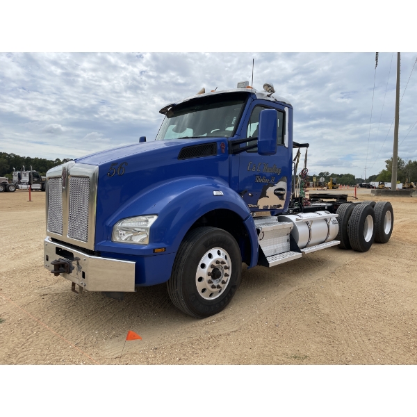 2015 KENWORTH T880 Day Cab Truck