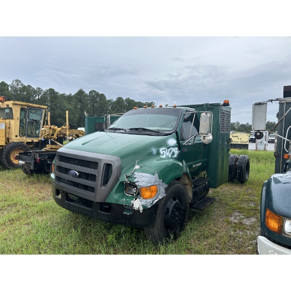 2006 FORD F750 XL Cab and Chassis Truck