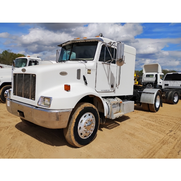 2000 PETERBILT 330 Sleeper Truck