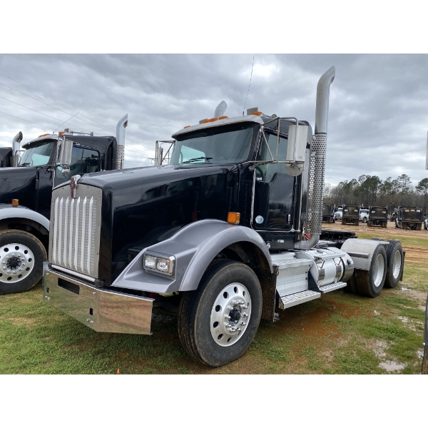 2017 KENWORTH T800 Day Cab Truck