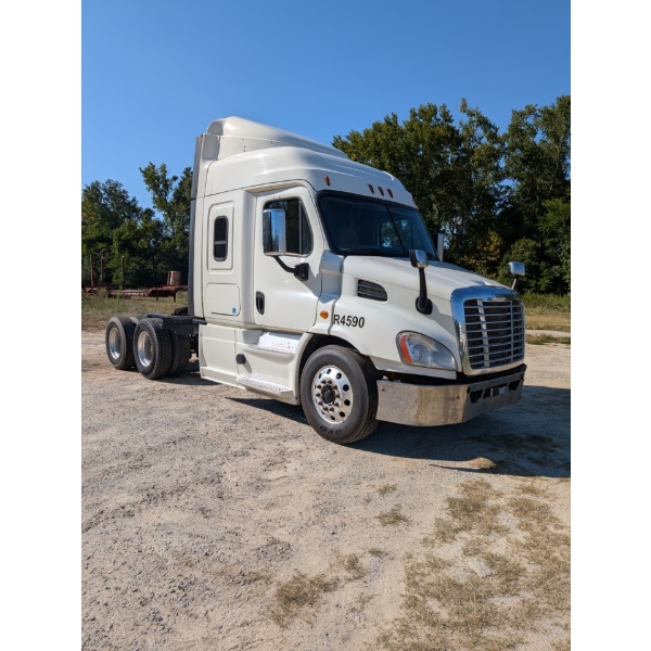 2017 FREIGHTLINER CASCADIA 48 Sleeper Truck