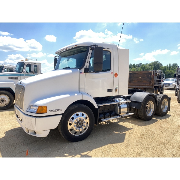 2000 VOLVO VN Day Cab Truck