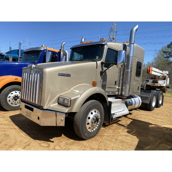 2017 KENWORTH T800 Sleeper Truck