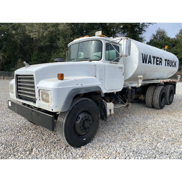 2000 MACK RD690S Water Truck