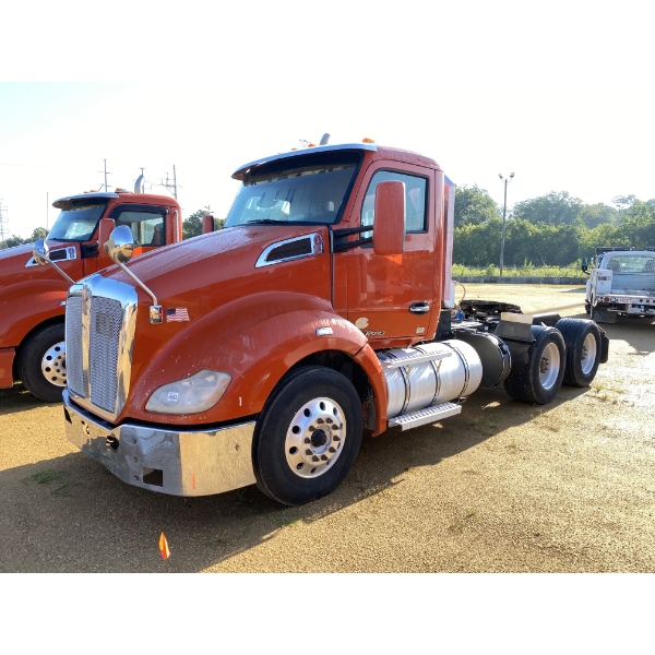 2014 KENWORTH T680 Day Cab Truck