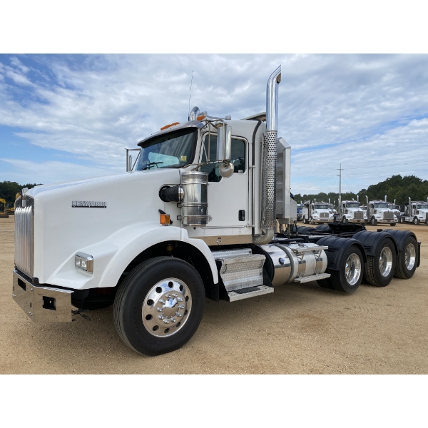 2016 KENWORTH T800 Day Cab Truck