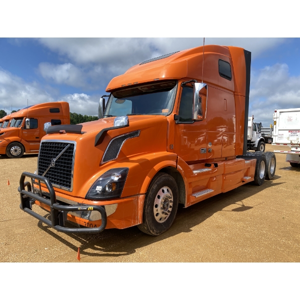 2016 VOVLO VNL64T Sleeper Truck