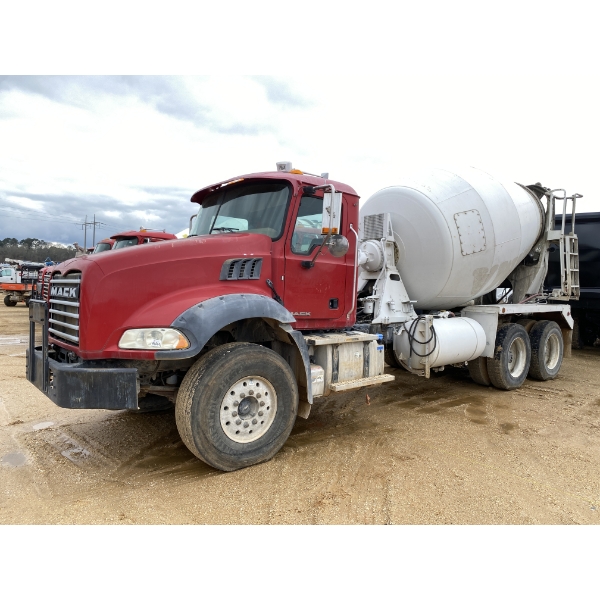 2015 MACK GU813 Concrete Mixer / Pump Truck