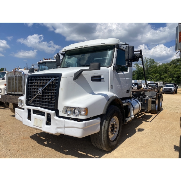 2016 VOLVO VHD Roll Off Truck