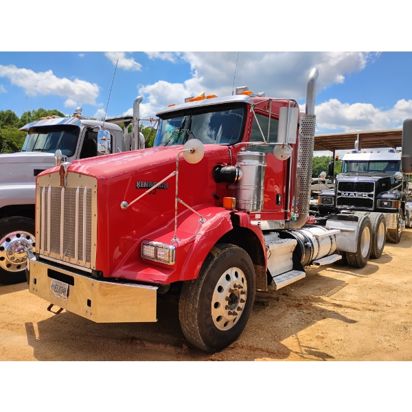 2014 KENWORTH T800 Day Cab Truck