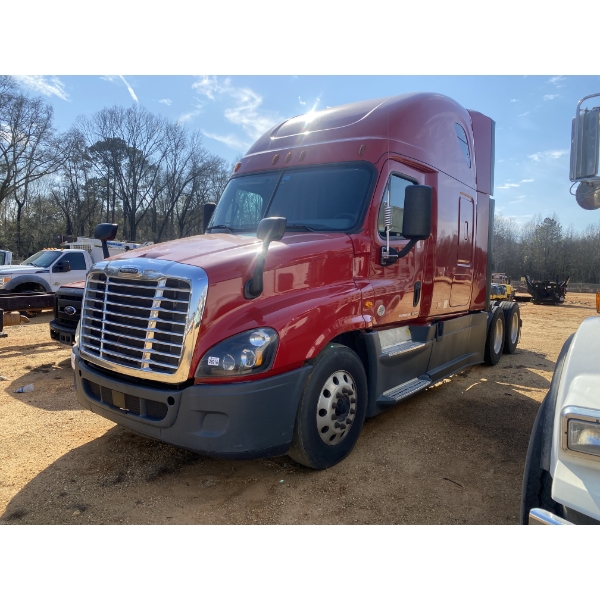2016 FREIGHTLINER CASCADIA Sleeper Truck