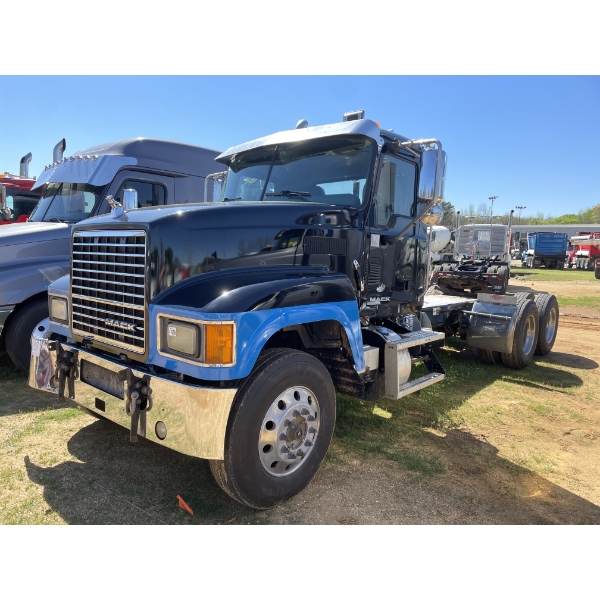 2016 MACK CHU613 Day Cab Truck
