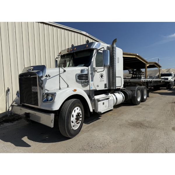 2019 FREIGHTLINER 122 SD Sleeper Truck