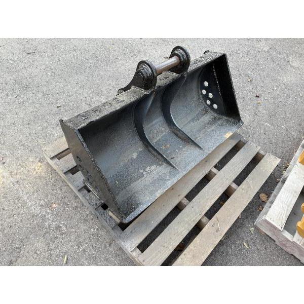 38" CAT CLEANOUT BUCKET