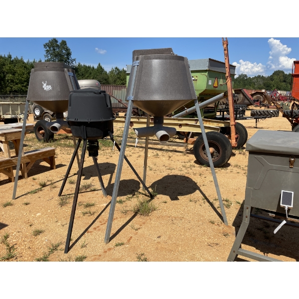 250 LB PLASTIC FEEDER