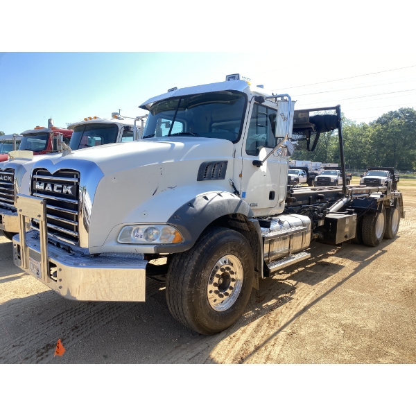 2013 MACK GU813 Roll Off Truck
