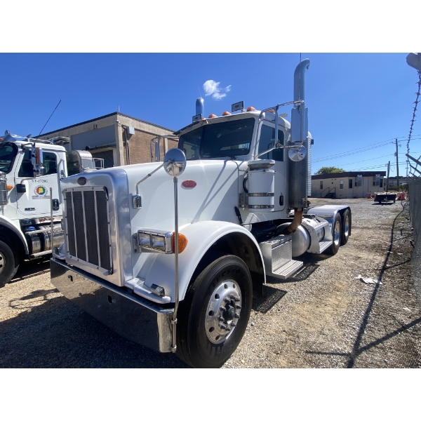 2011 PETERBILT 367 Day Cab Truck