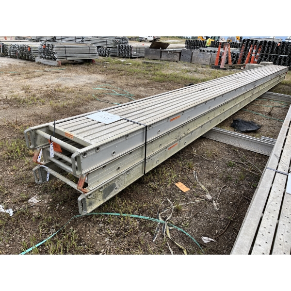 32' X 24" WERNER 2-PERSON ALUMINUM STAGE Aerial Work Platform