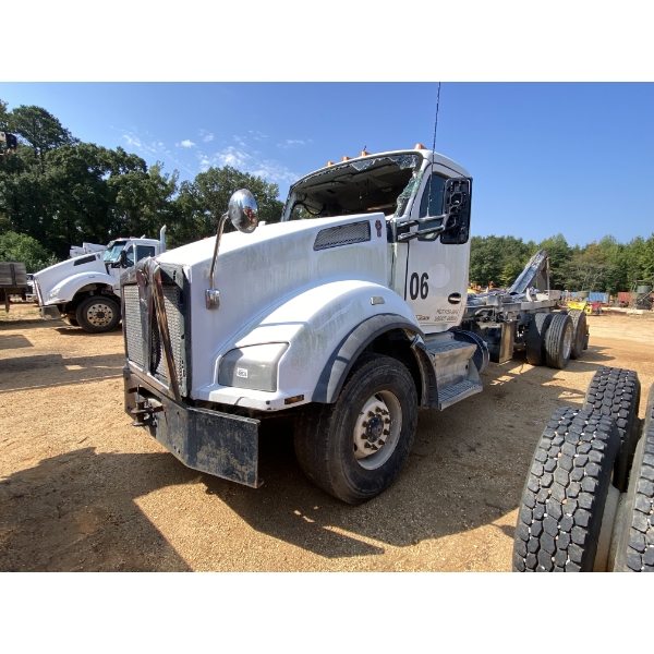 2017 KENWORTH T880 Roll Off Truck
