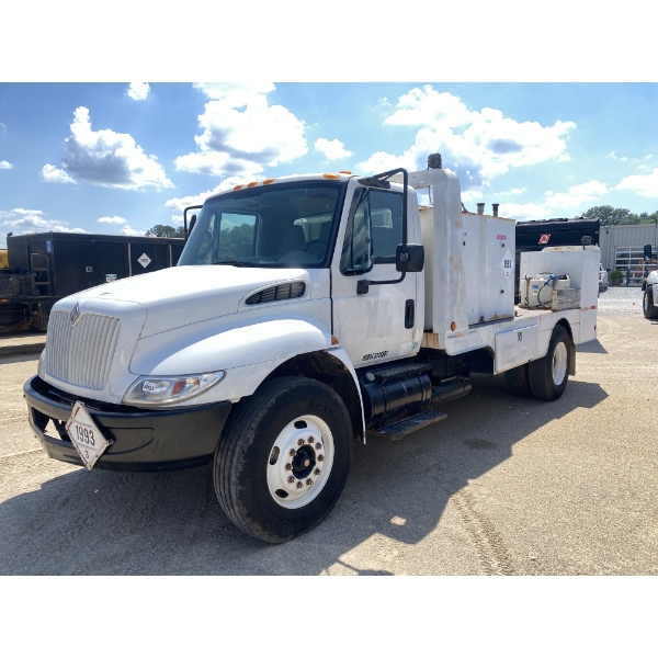 2006 INTERNATIONAL 4300 Fuel / Lube Truck