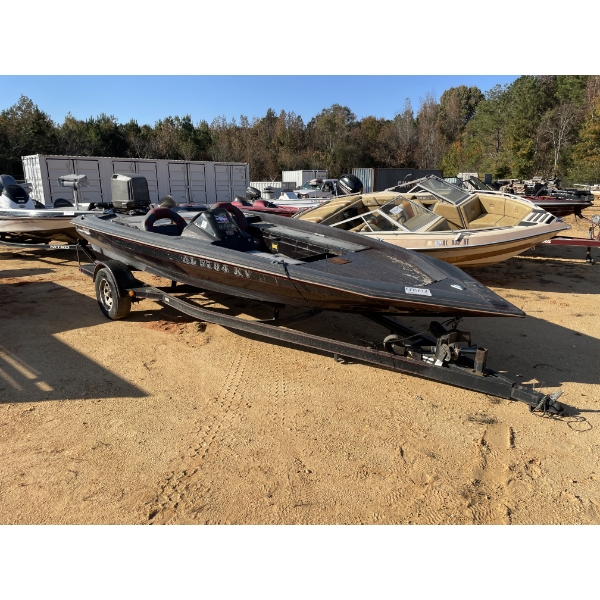 LEGEND 18' FIBERGLASS BASS Boat