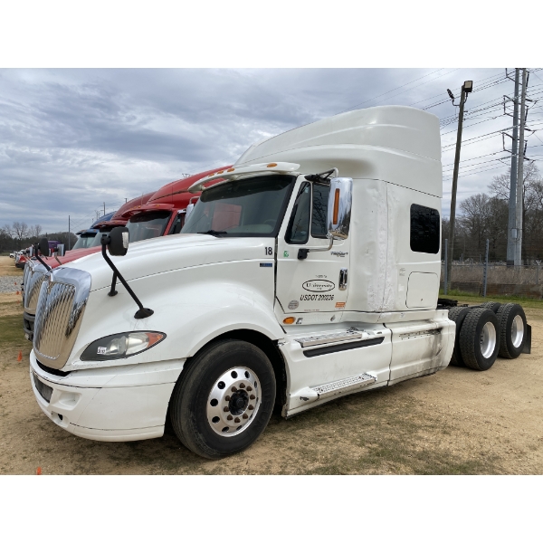 2013 INTERNATIONAL PROSTAR+ 122 Sleeper Truck