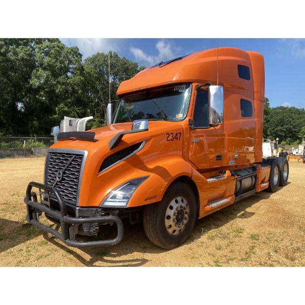2020 VOLVO VNL64T Sleeper Truck
