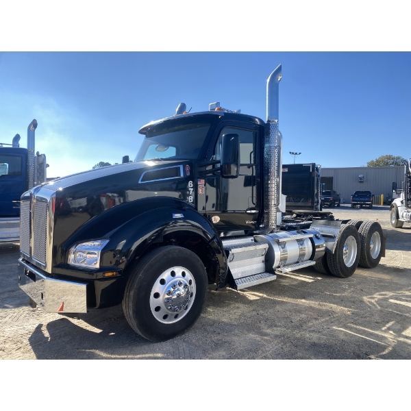 2022 KENWORTH T880 Day Cab Truck