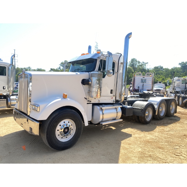 2009 KENWORTH W900 Day Cab Truck