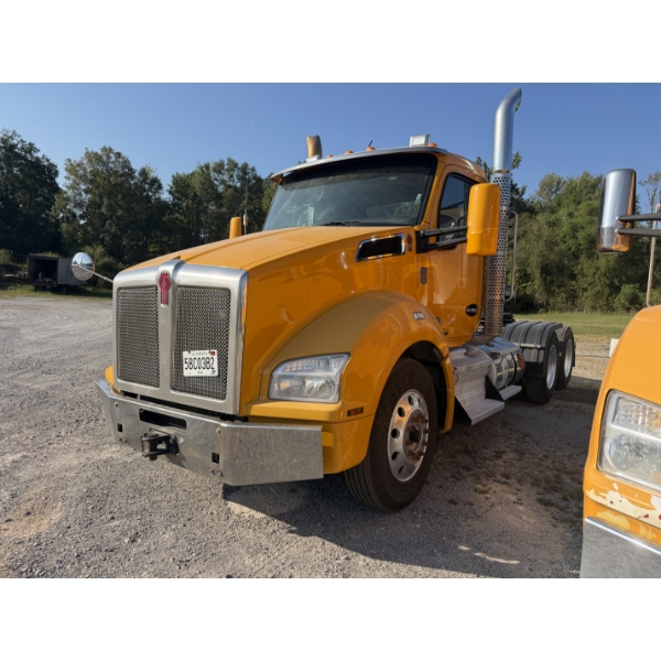 2020 KENWORTH T880 Day Cab Truck