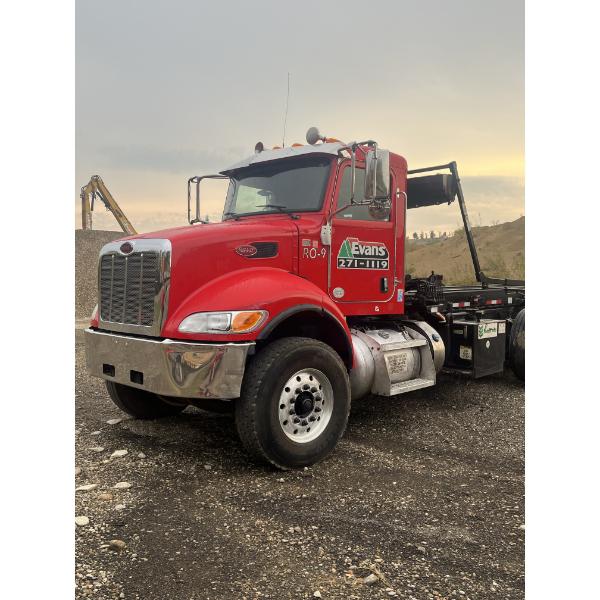 2019 PETERBILT 348 Roll Off Truck