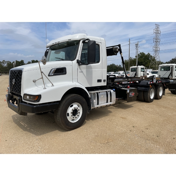 2024 VOLVO VHD64 Roll Off Truck