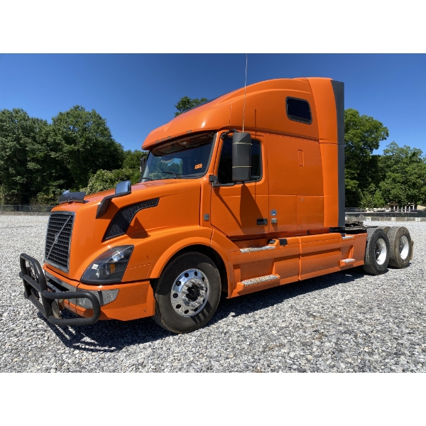 2016 VOVLO VNL64T Sleeper Truck