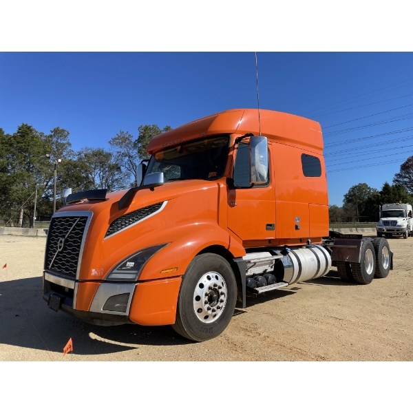 2020 VOLVO VNL64T Sleeper Truck