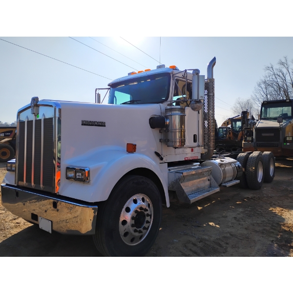 2018 KENWORTH W900 Day Cab Truck