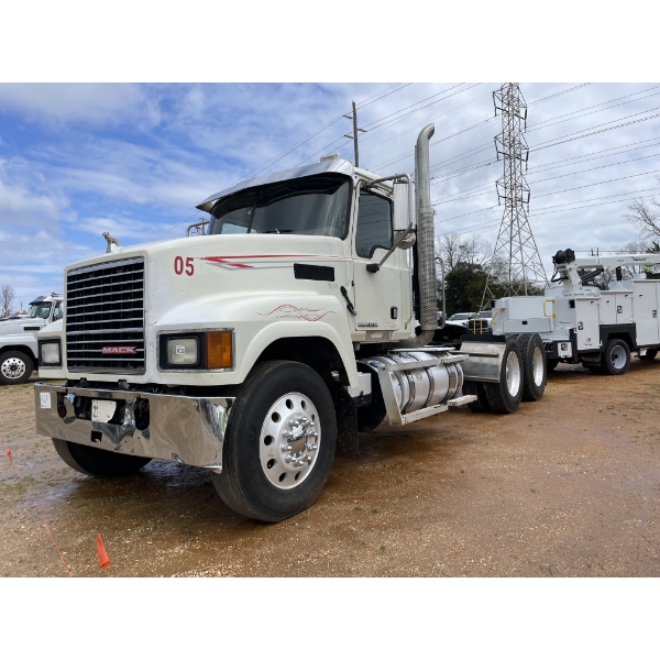2016 MACK CHU613 Day Cab Truck